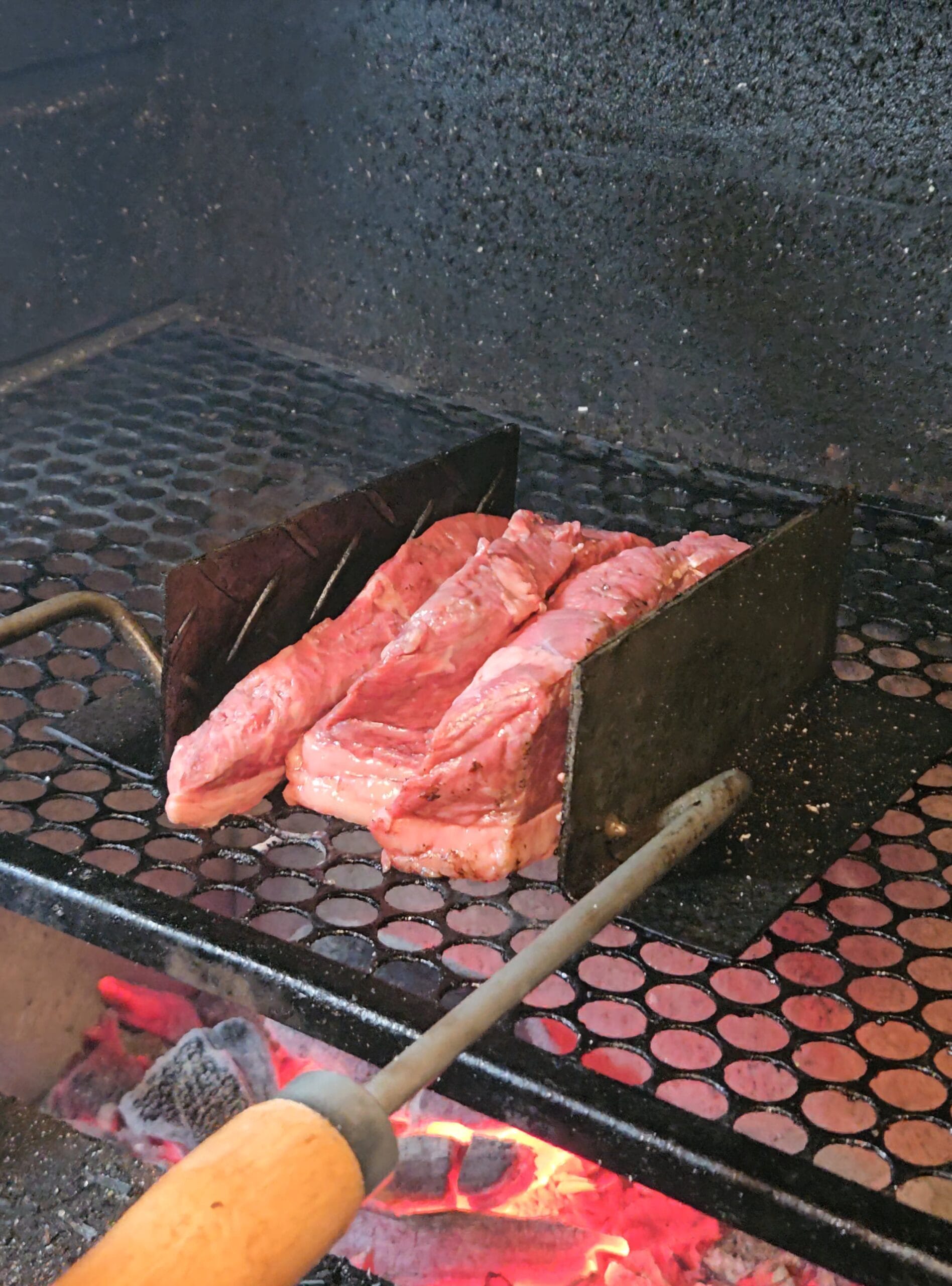 Posicionando picanha no espeto